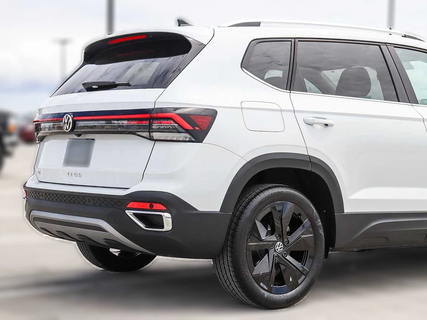 Volkswagen Taos SE FWD 2025 — side view