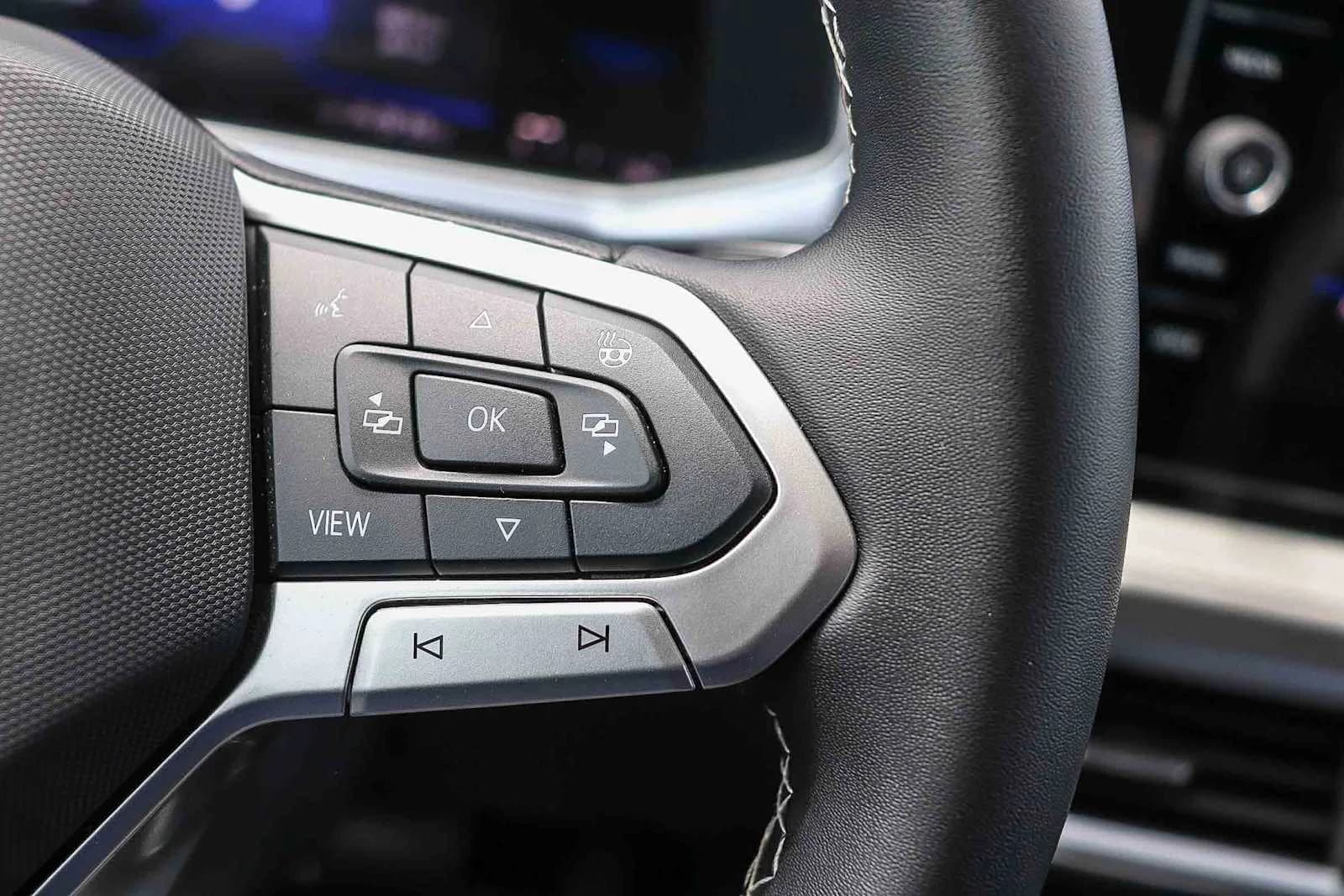 Volkswagen Taos SE FWD 2025 — side view
