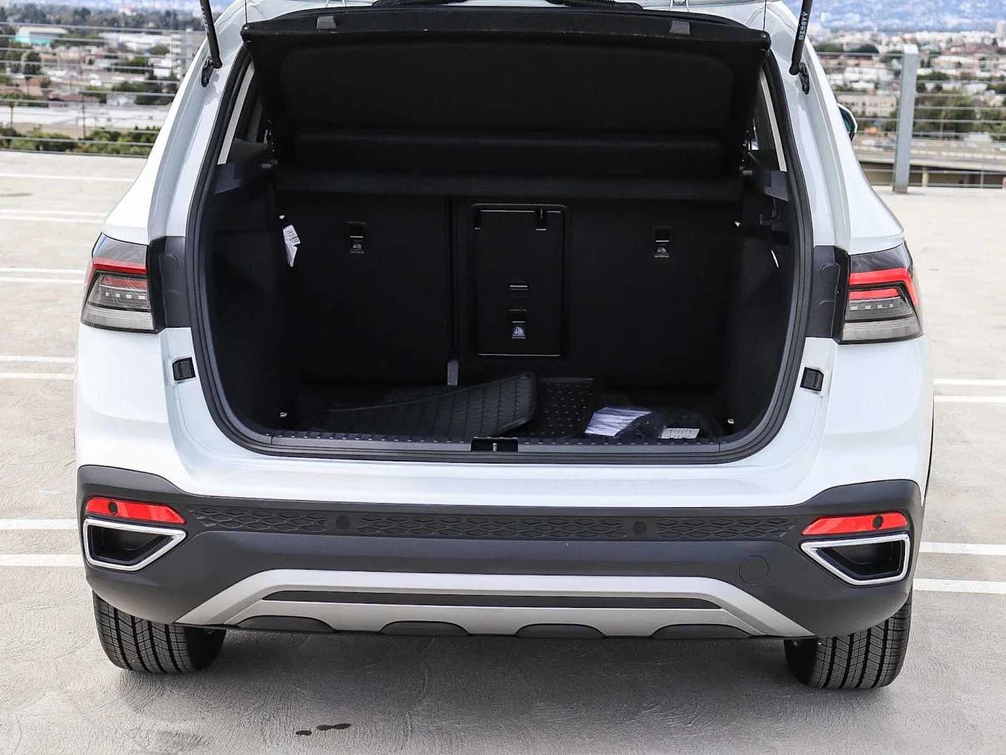Volkswagen Taos SE FWD 2025 — side view