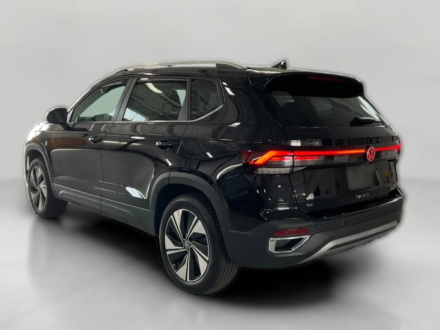 Volkswagen Taos SE 4MOTION 2026 — side view