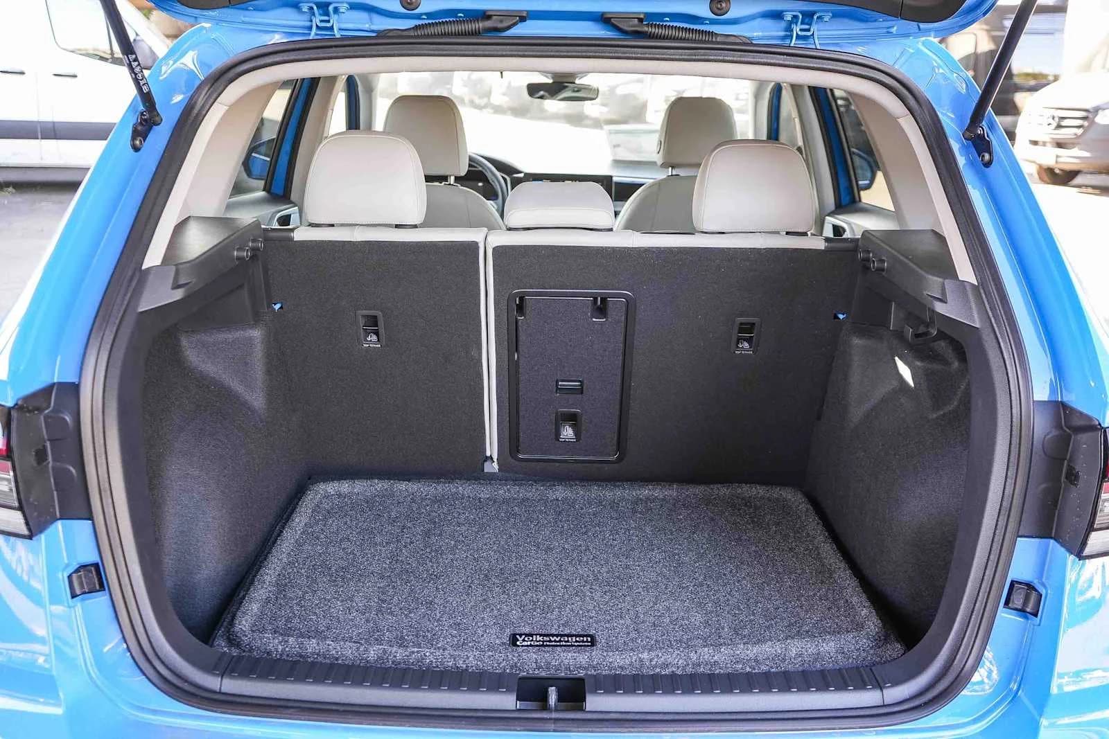 Volkswagen Taos SE 4MOTION 2026 — side view