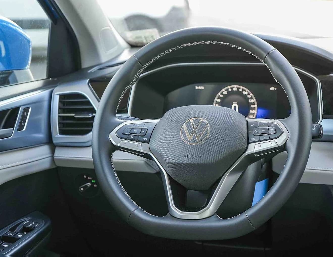 Volkswagen Taos SE 4MOTION 2026 — side view