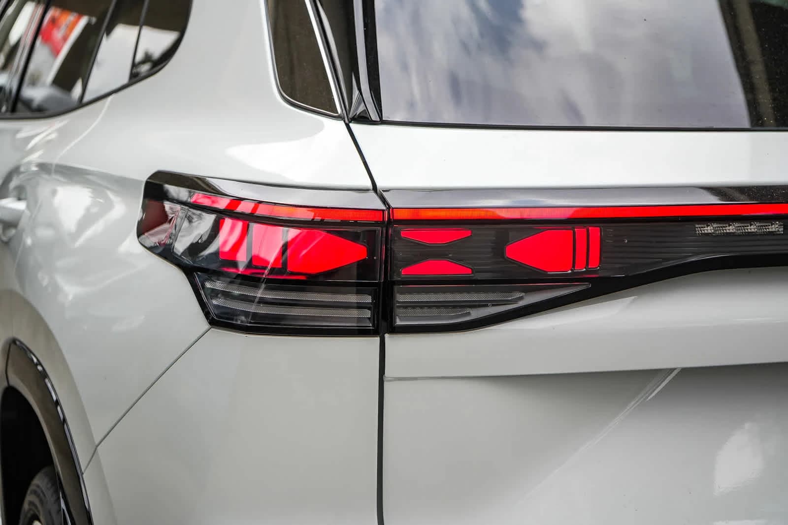 Volkswagen Tiguan SEL R-Line Turbo 4MOTION 2026 — side view