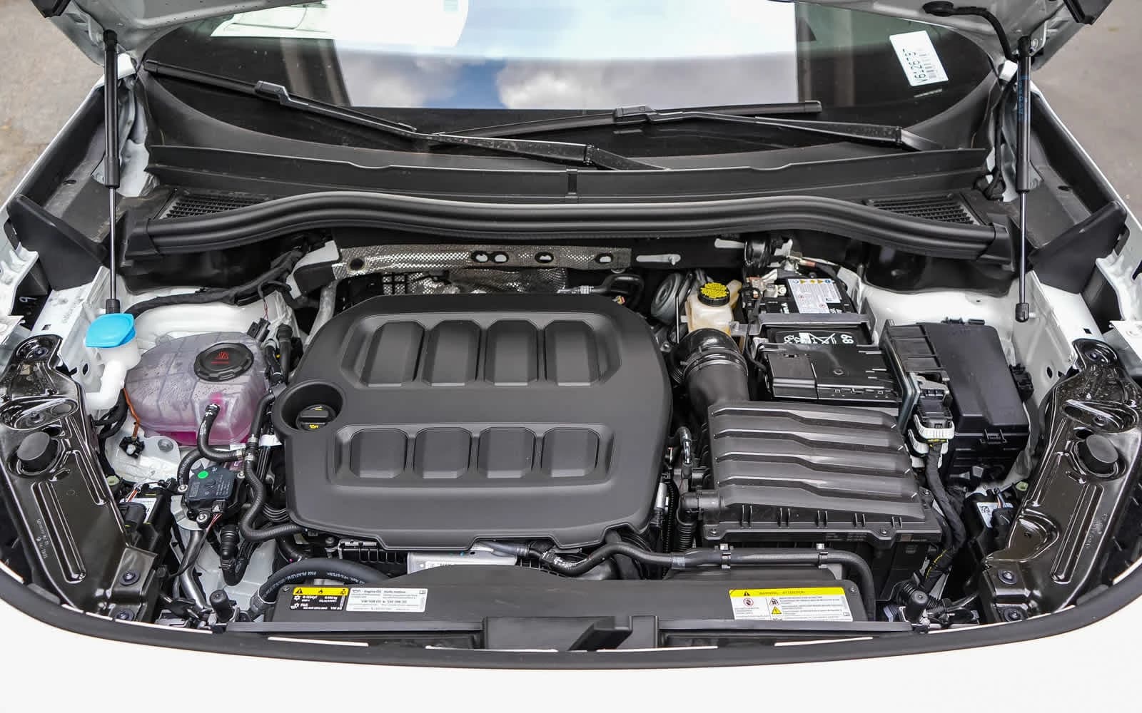 Volkswagen Tiguan SEL R-Line Turbo 4MOTION 2026 — side view