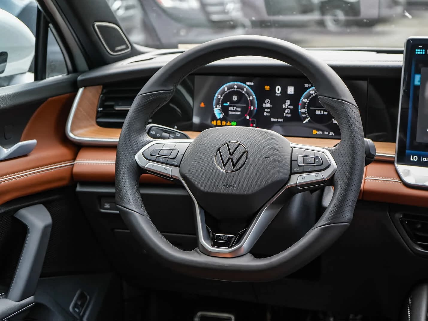 Volkswagen Tiguan SEL R-Line Turbo 4MOTION 2026 — side view