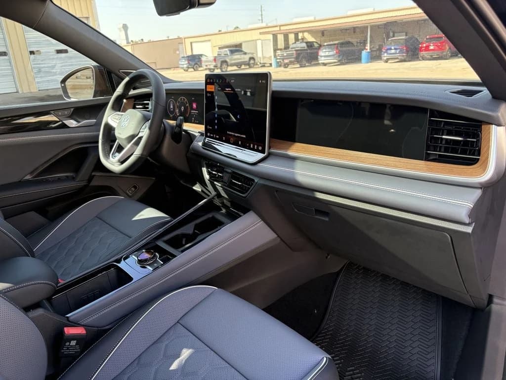 Volkswagen Tiguan SEL R-Line Turbo 2.0T 4MOTION 2026 — side view