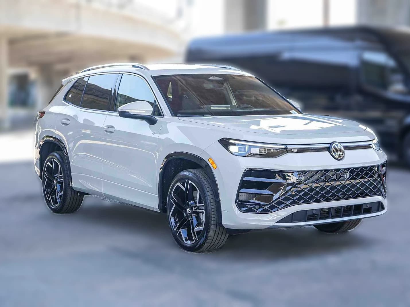 Volkswagen Tiguan SEL R-Line Turbo 4MOTION 2026 — side view