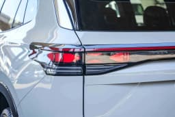 Volkswagen Tiguan SEL R-Line Turbo 4MOTION 2026 — side view