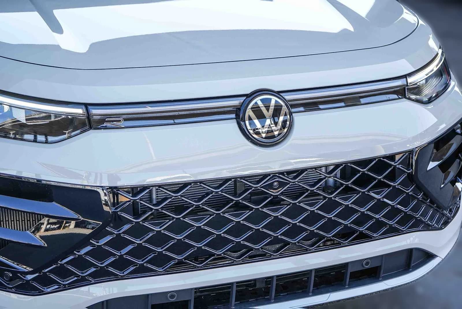 Volkswagen Tiguan SEL R-Line Turbo 4MOTION 2026 — side view