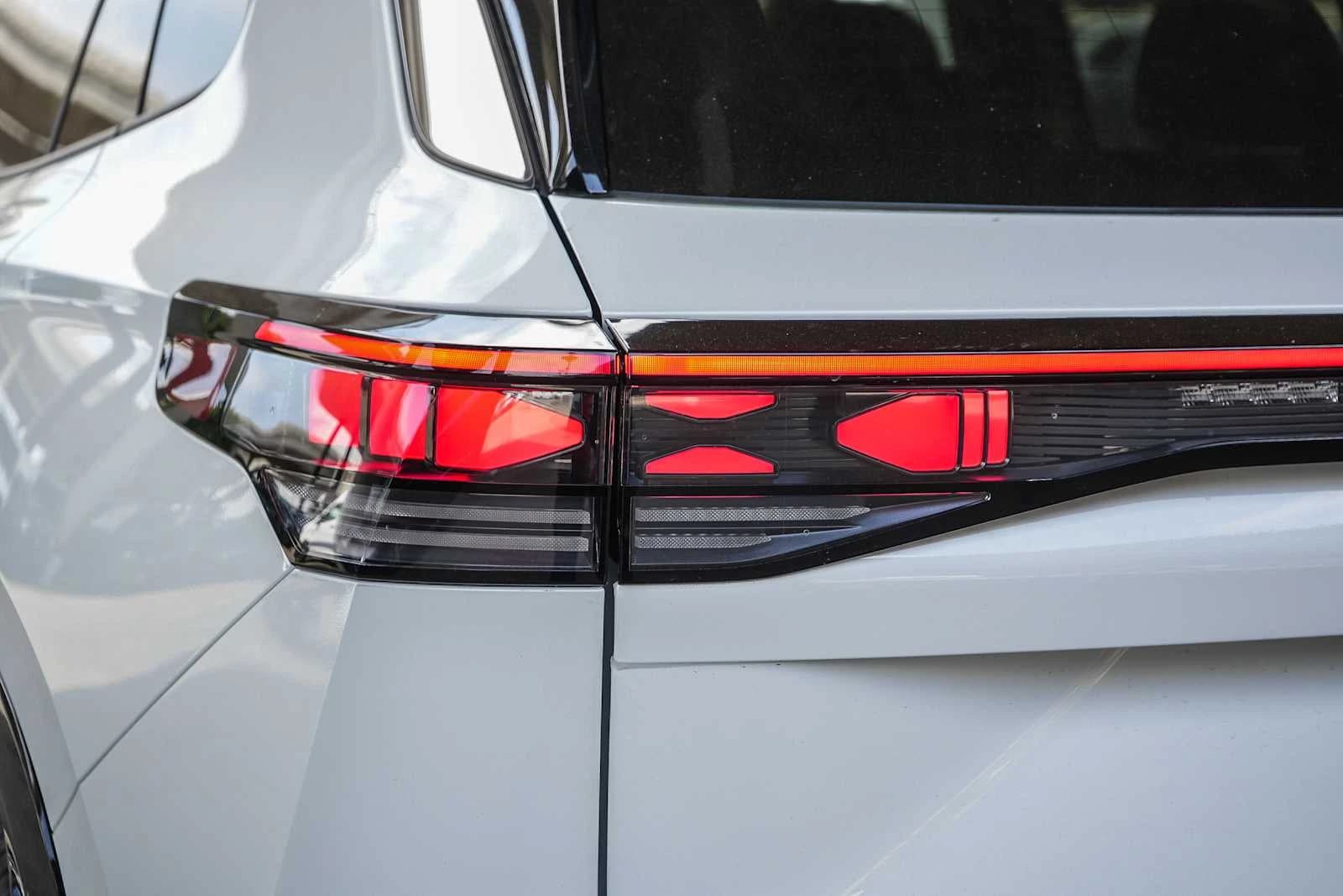Volkswagen Tiguan SEL R-Line Turbo 4MOTION 2026 — side view