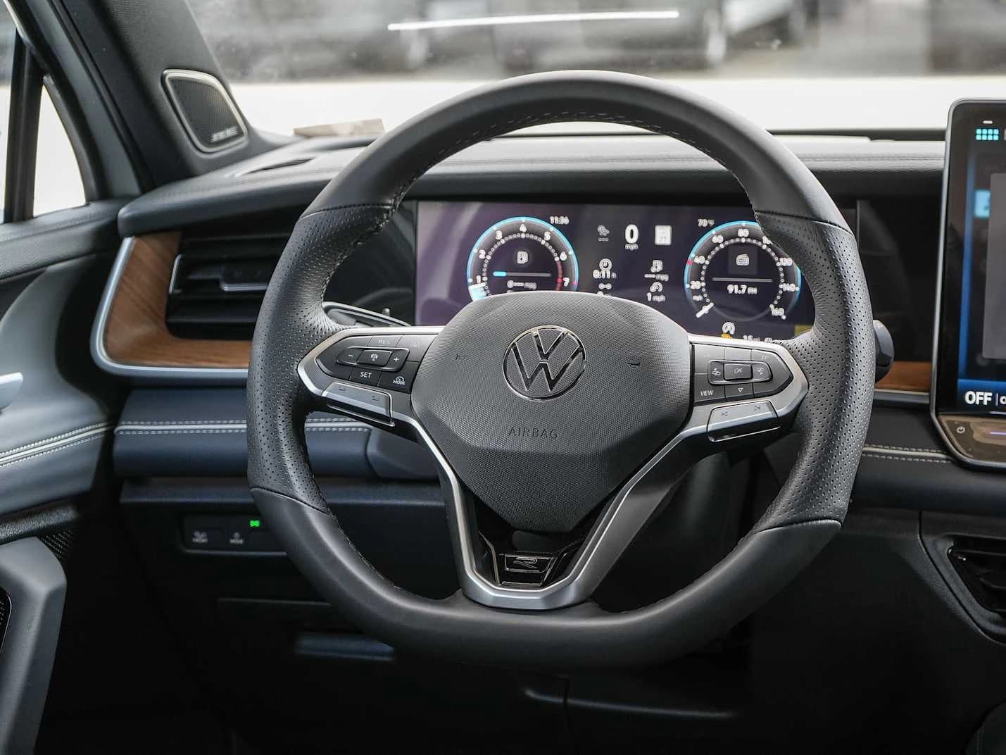 Volkswagen Tiguan SEL R-Line Turbo 4MOTION 2026 — side view