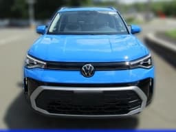 Volkswagen Taos SE 4MOTION 2025 — side view