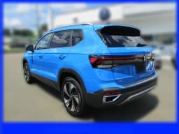 Volkswagen Taos SE 4MOTION 2025 — side view