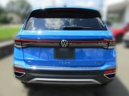 Volkswagen Taos SE 4MOTION 2025 — side view