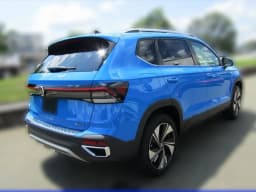 Volkswagen Taos SE 4MOTION 2025 — side view