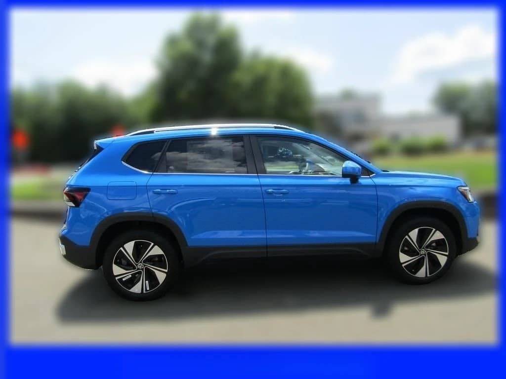 Volkswagen Taos SE 4MOTION 2025 — side view