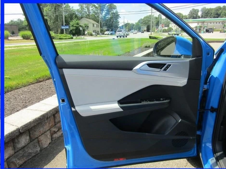 Volkswagen Taos SE 4MOTION 2025 — side view