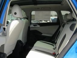 Volkswagen Taos SE 4MOTION 2025 — side view