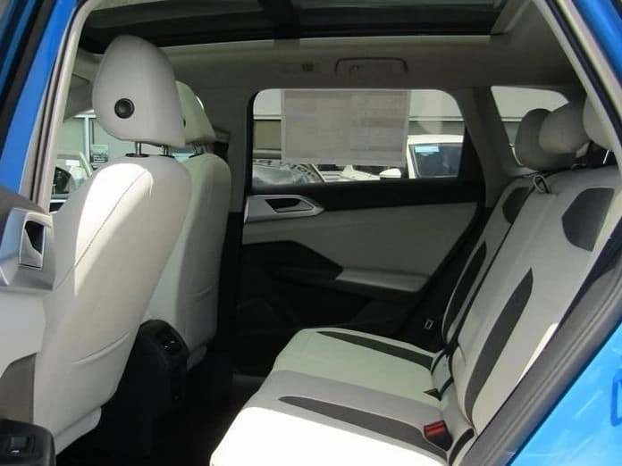 Volkswagen Taos SE 4MOTION 2025 — side view