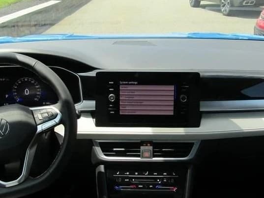 Volkswagen Taos SE 4MOTION 2025 — side view