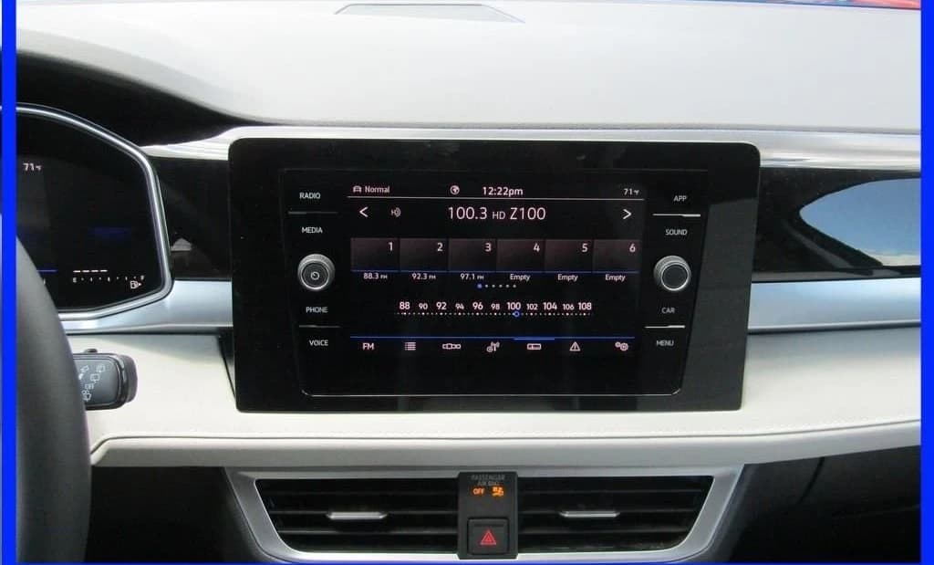 Volkswagen Taos SE 4MOTION 2025 — side view
