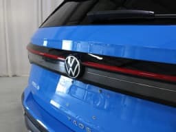 Volkswagen Taos SE 4MOTION 2026 — side view
