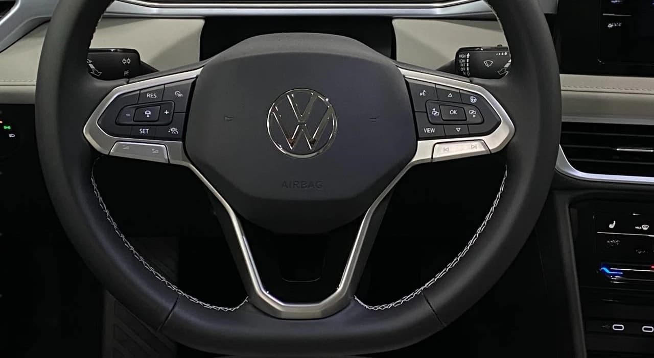 Volkswagen Taos SE 4MOTION 2026 — side view