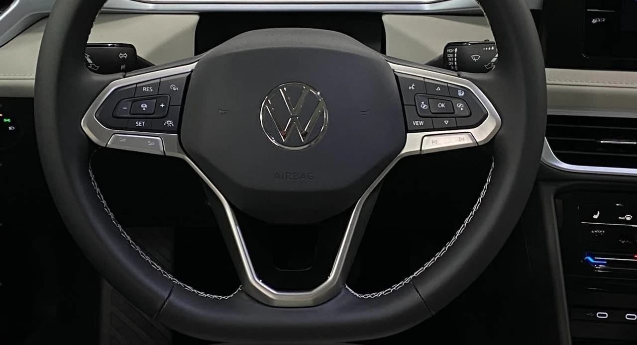 Volkswagen Taos SE 4MOTION 2026 — side view