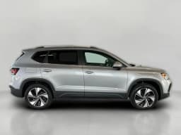 Volkswagen Taos SE 4MOTION 2026 — side view