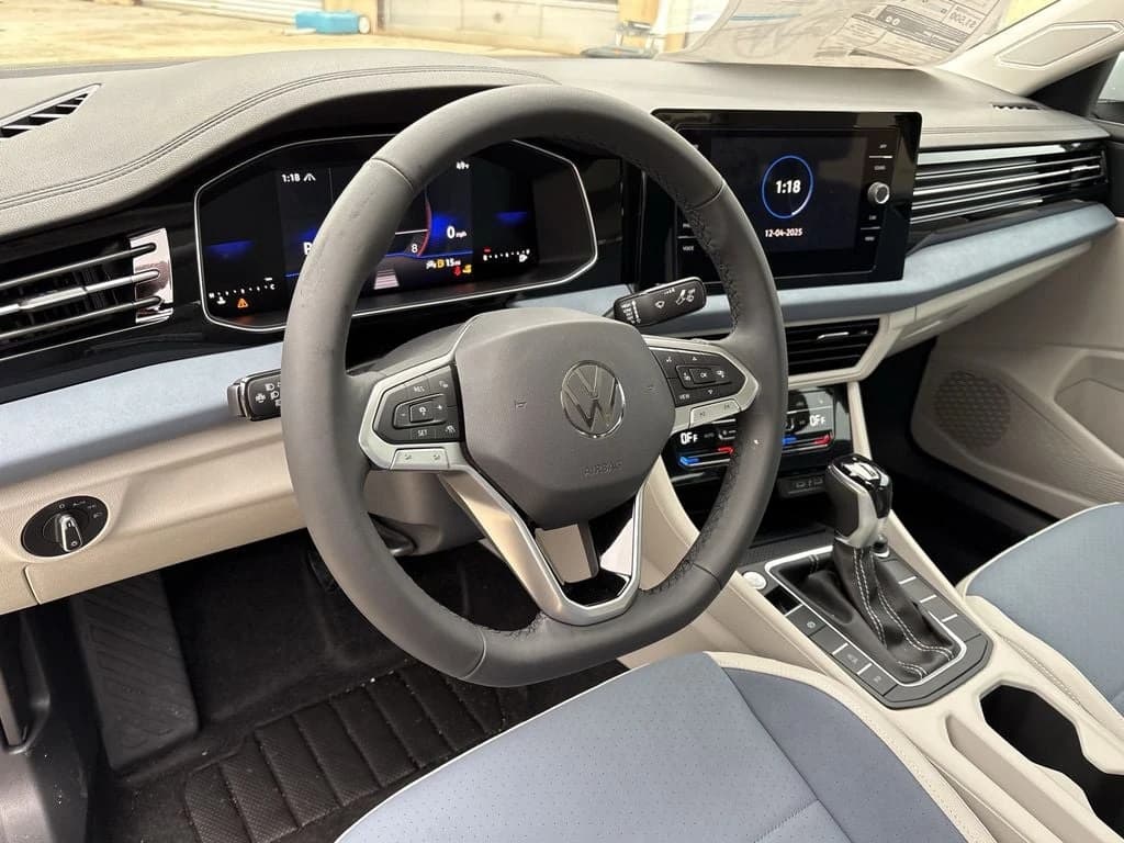 Volkswagen Jetta SE Auto 2026 — side view