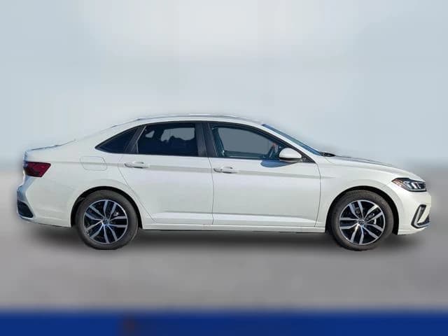 Volkswagen Jetta SE Auto 2025 — side view