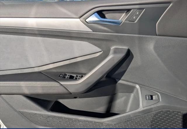 Volkswagen Jetta SE Auto 2025 — side view