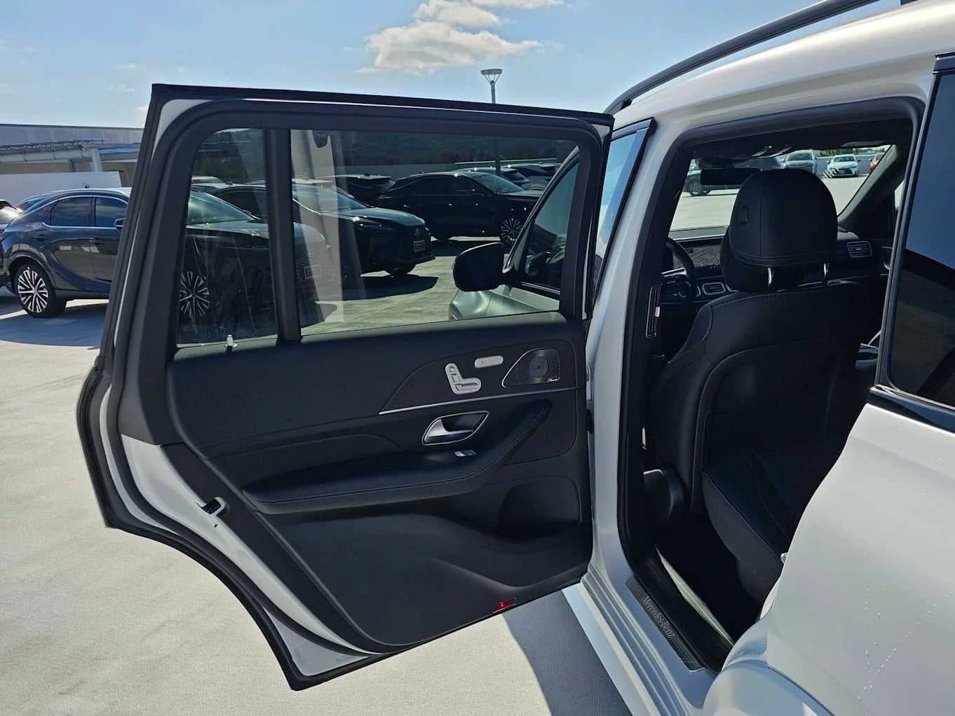 Mercedes-Benz GLS GLS 450 4MATIC SUV 2026 — side view