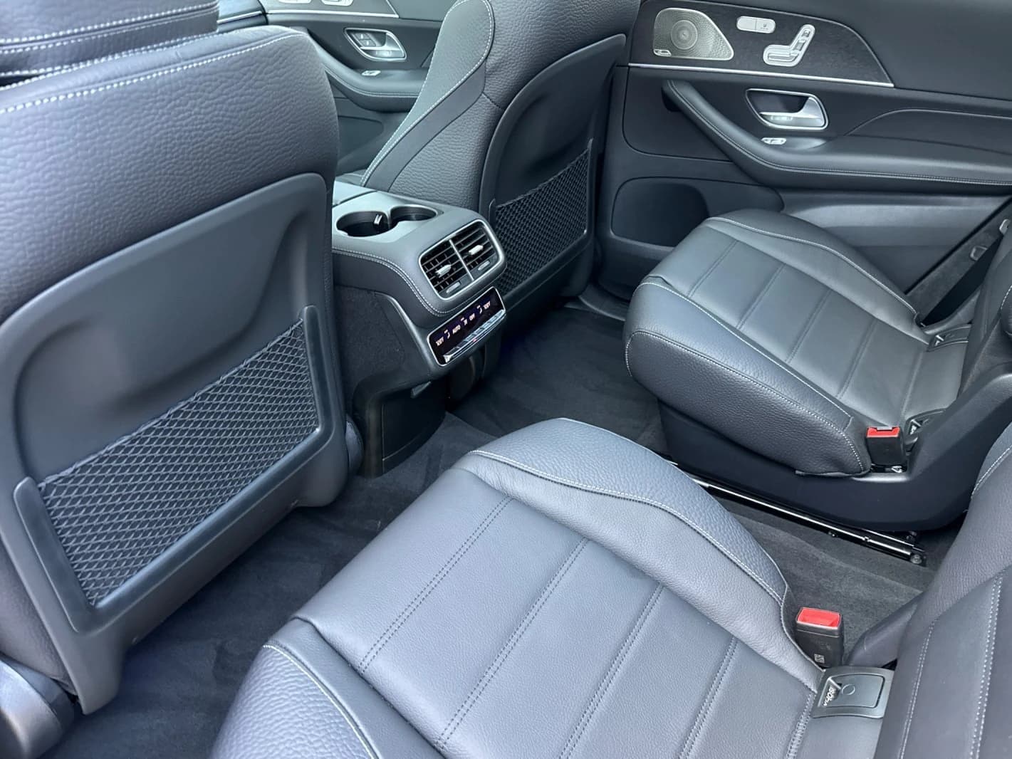Mercedes-Benz GLS GLS 580 4MATIC SUV 2026 — side view