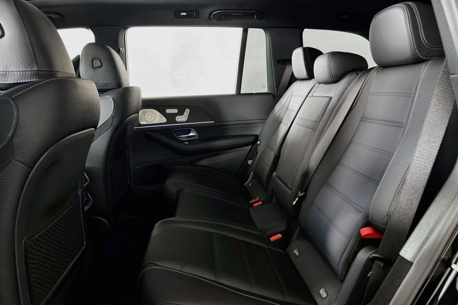 Mercedes-Benz GLS GLS 580 4MATIC SUV 2026 — side view