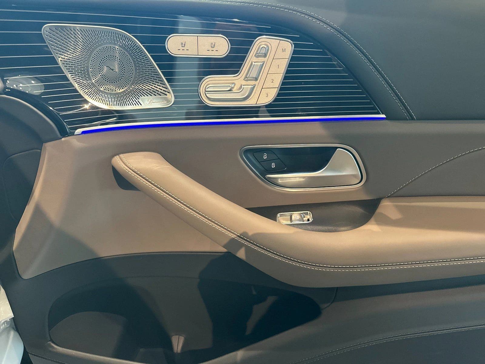 Mercedes-Benz GLS Maybach GLS 600 4MATIC SUV 2026 — side view