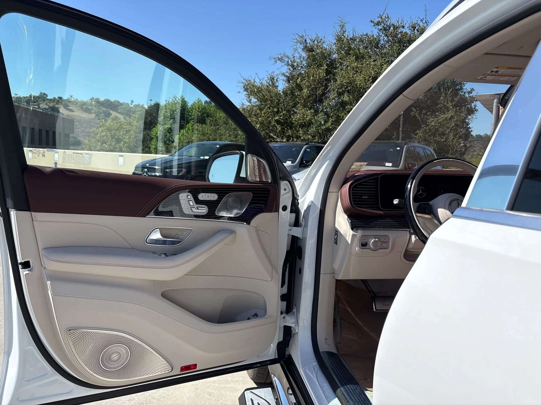 Mercedes-Benz GLS Maybach GLS 600 4MATIC SUV 2026 — side view
