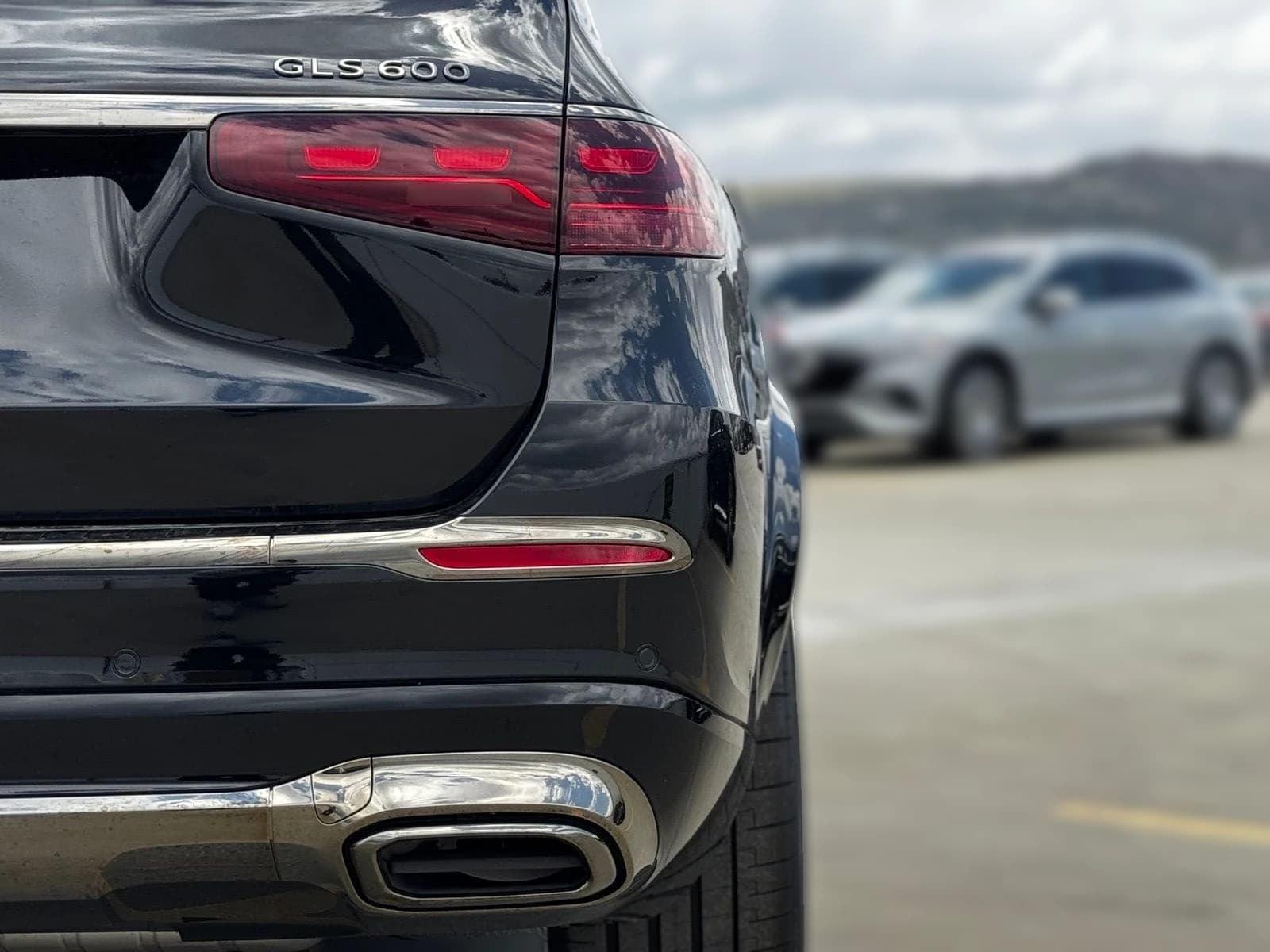 Mercedes-Benz GLS Maybach GLS 600 4MATIC SUV 2026 — side view