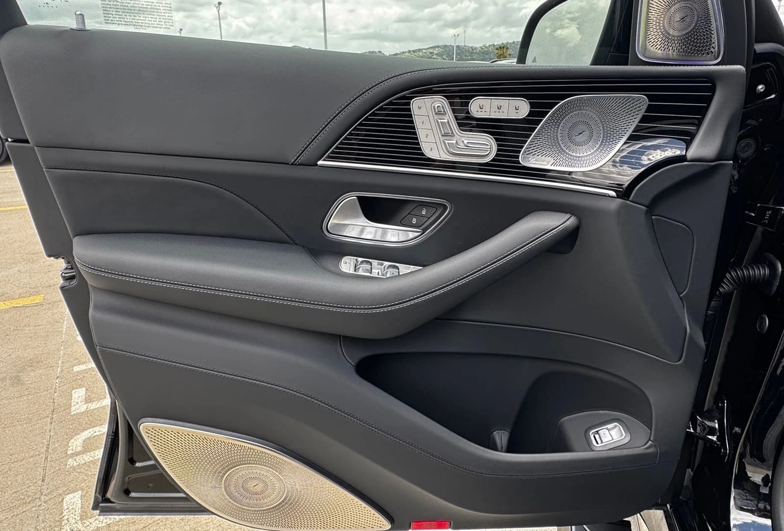 Mercedes-Benz GLS Maybach GLS 600 4MATIC SUV 2026 — side view