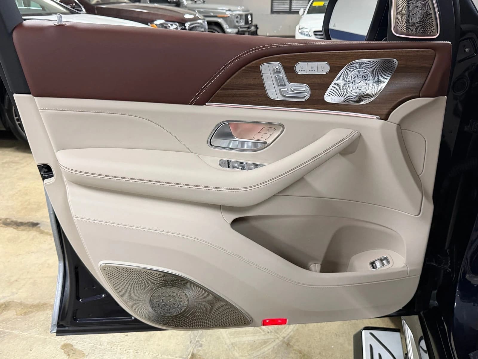 Mercedes-Benz GLS Maybach GLS 600 4MATIC SUV 2026 — side view