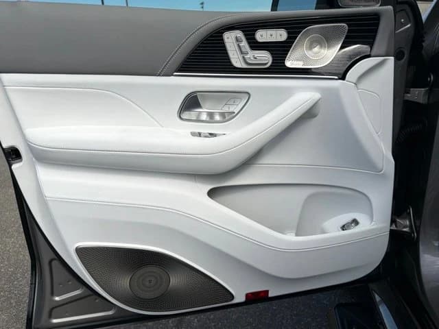 Mercedes-Benz GLS Maybach GLS 600 4MATIC SUV 2026 — side view