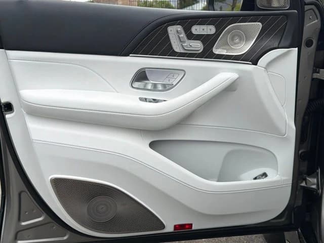 Mercedes-Benz GLS Maybach GLS 600 4MATIC SUV 2026 — side view