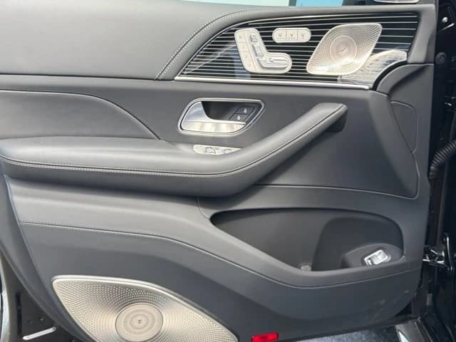 Mercedes-Benz GLS Maybach GLS 600 4MATIC SUV 2026 — side view