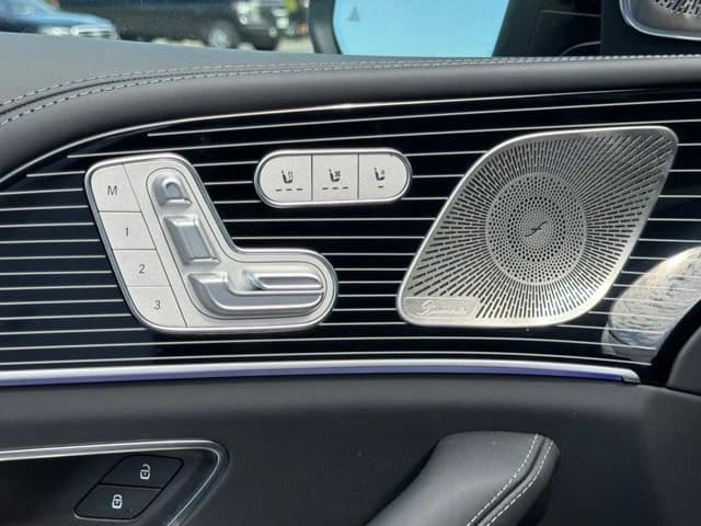 Mercedes-Benz GLS Maybach GLS 600 4MATIC SUV 2026 — side view