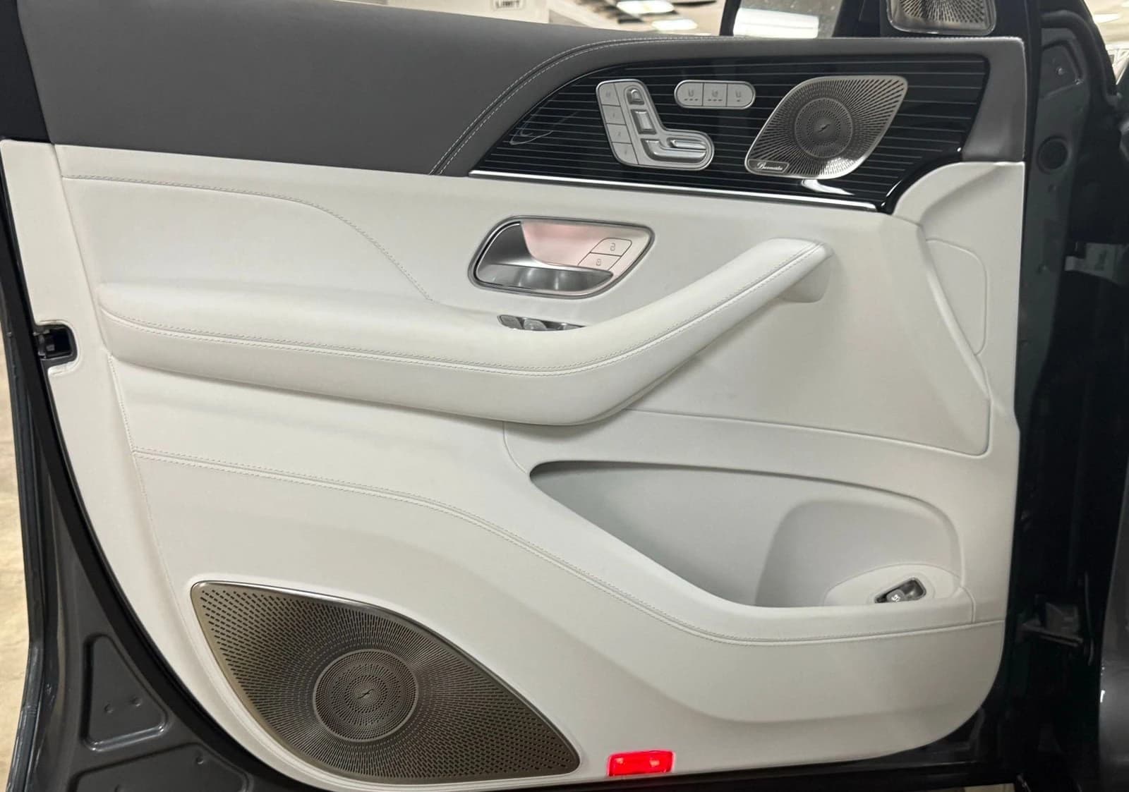 Mercedes-Benz GLS Maybach GLS 600 4MATIC SUV 2026 — side view