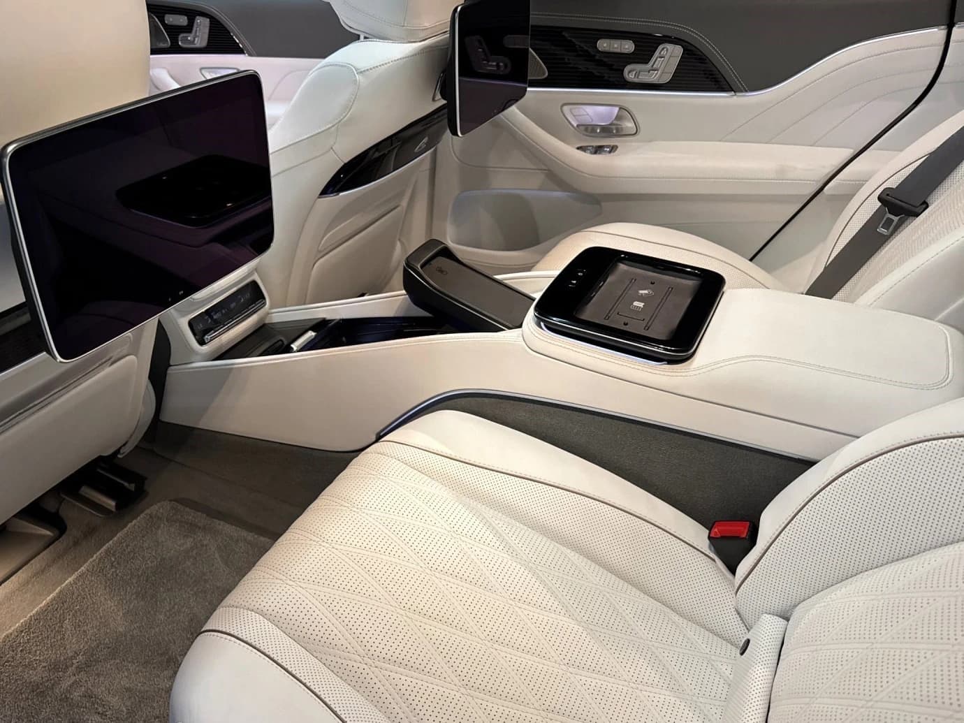 Mercedes-Benz GLS Maybach GLS 600 4MATIC SUV 2026 — side view