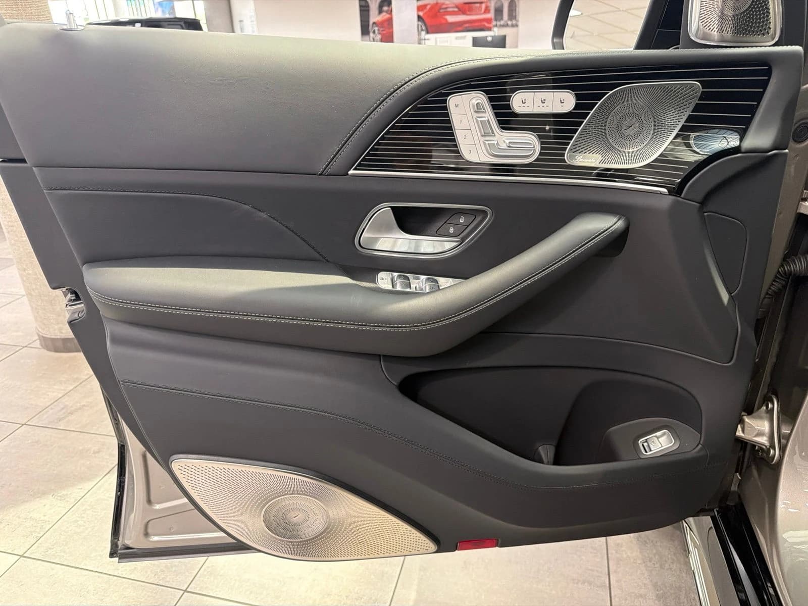 Mercedes-Benz GLS Maybach GLS 600 4MATIC SUV 2026 — side view
