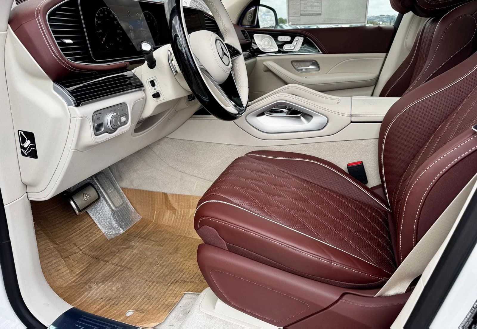 Mercedes-Benz GLS Maybach GLS 600 4MATIC SUV 2026 — side view