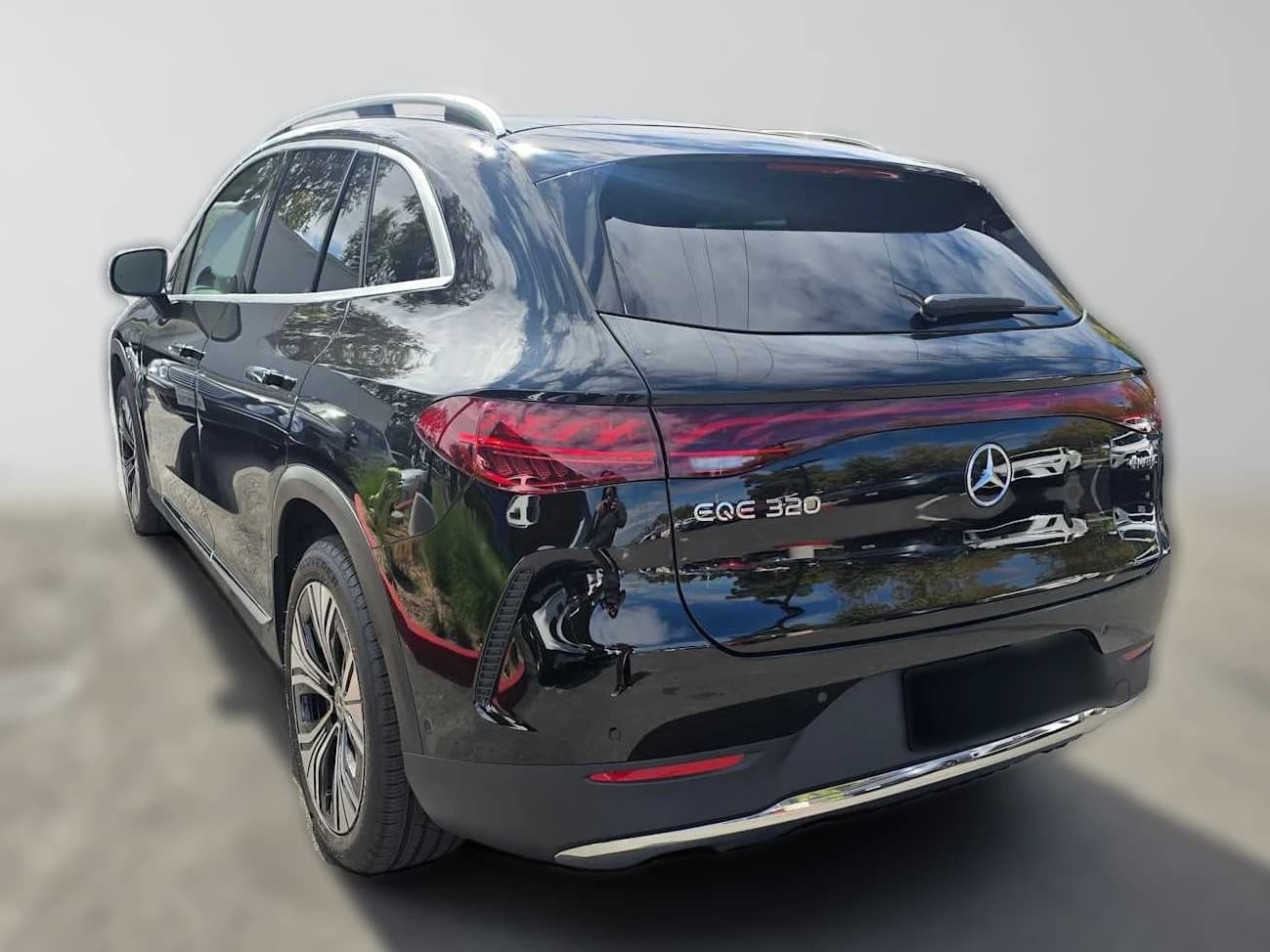 Mercedes-Benz EQE EQE 320 4MATIC SUV 2026 — side view