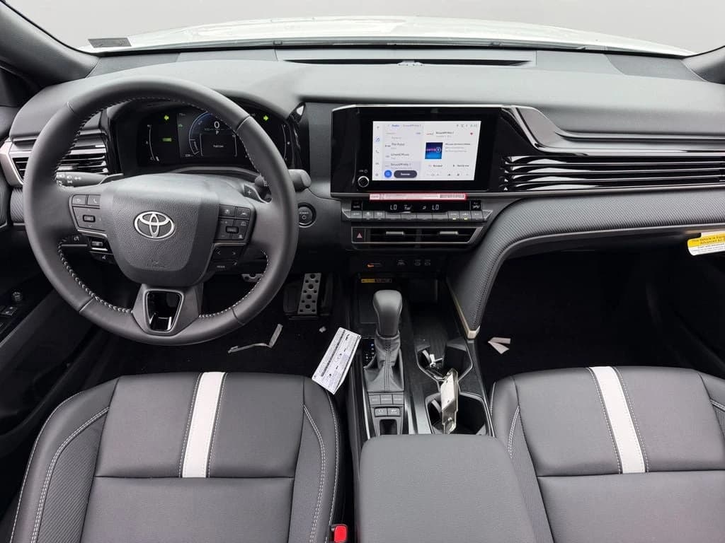 Toyota Camry SE (Natl) 2026 — side view